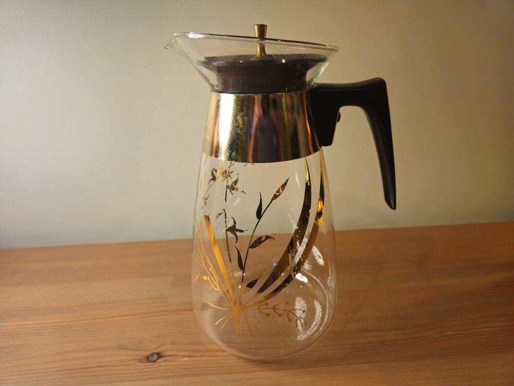 Pyrex 1960's Vintage 8 Cup Flower Design Carafe and Lid